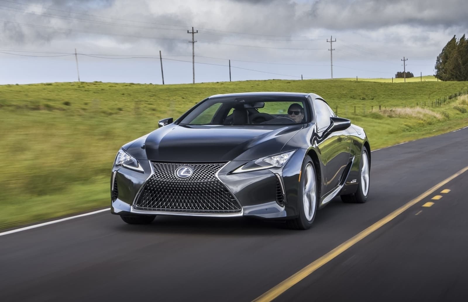 Captura en movimiento del Lexus LC híbrido destacando su agresiva estética frontal.
