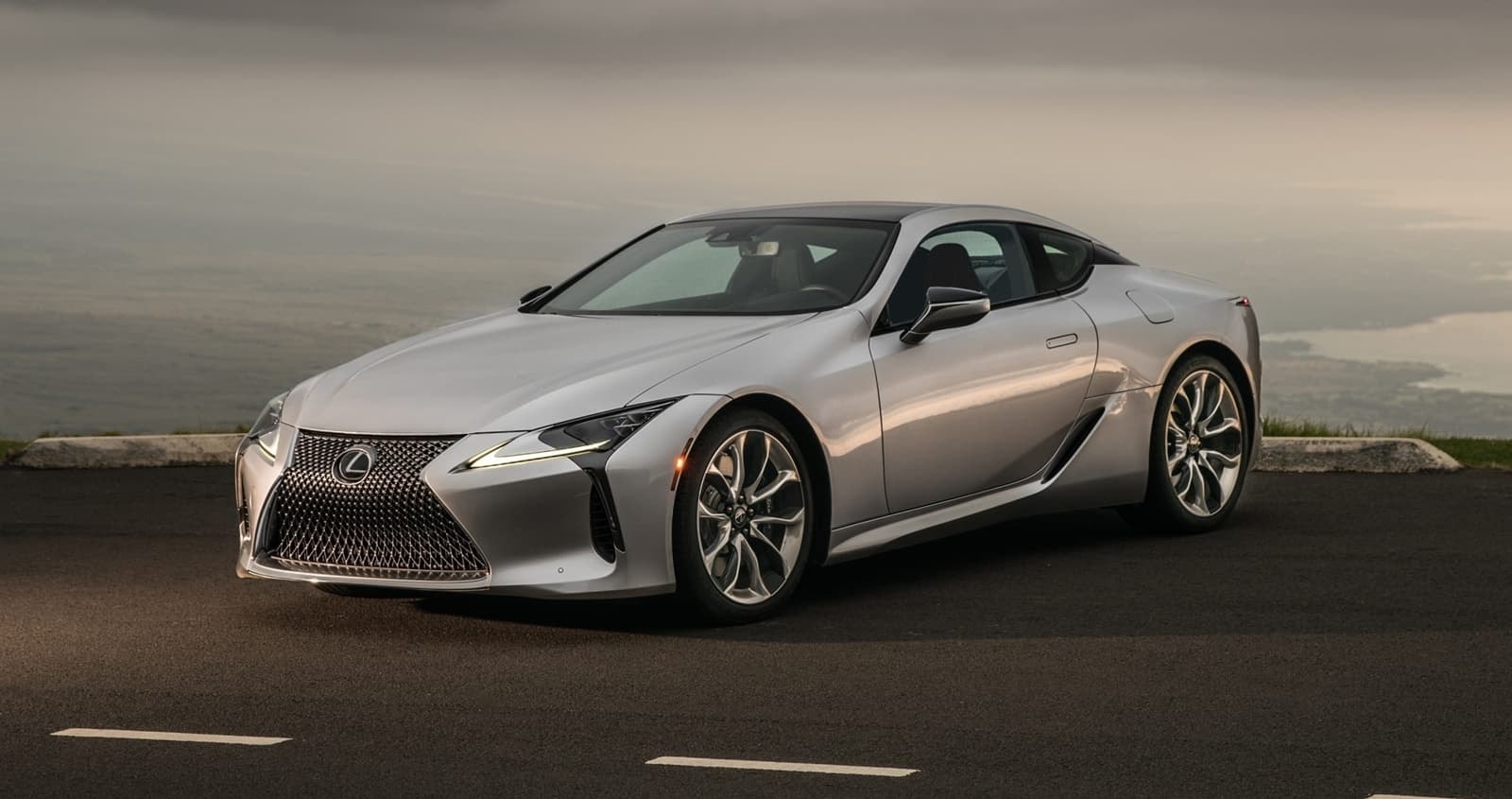 Vista frontal y de perfil que destaca la elegancia y dinamismo del Lexus LC.