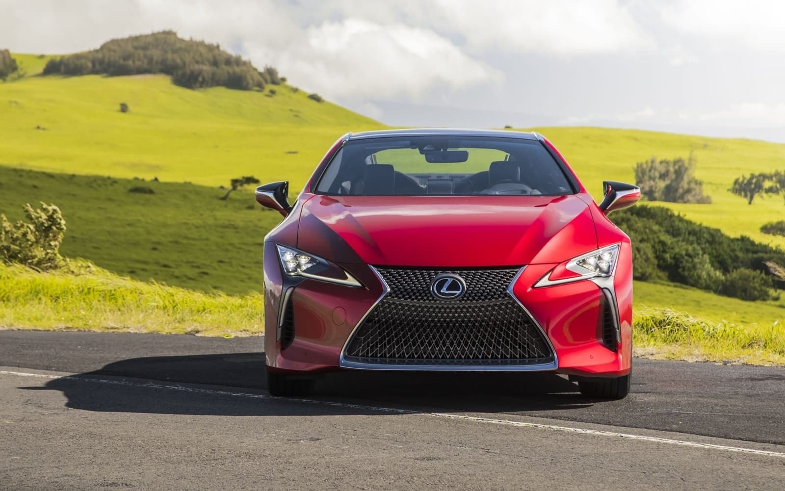 Enfoque frontal del Lexus LC híbrido, con su parrilla característica y faros afilados.