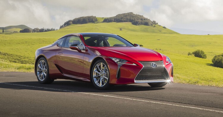 Vista angulada del Lexus LC híbrido mostrando su diseño frontal y lateral.