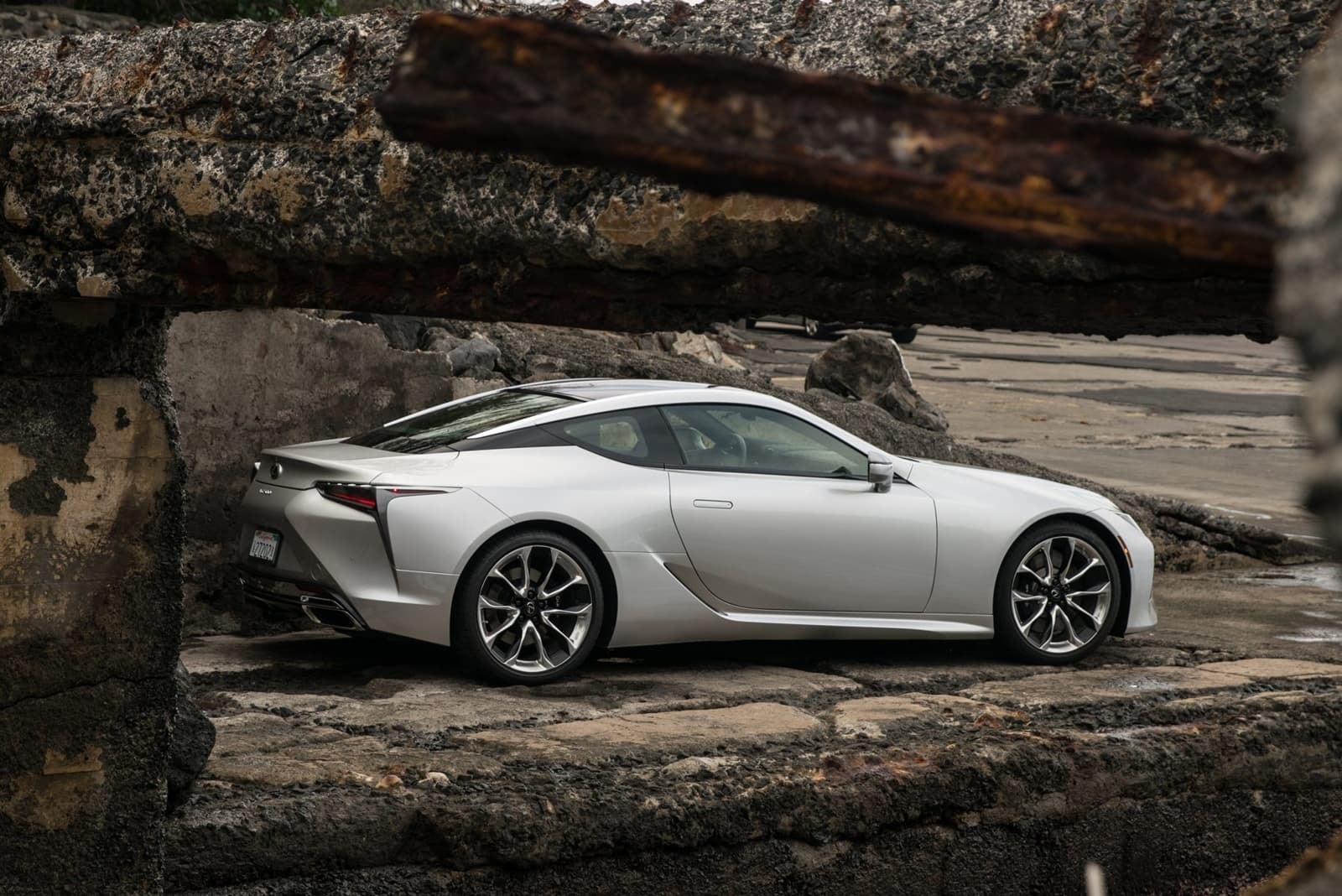 El Lexus LC híbrido mostrando su diseño lateral en paisaje rocoso.