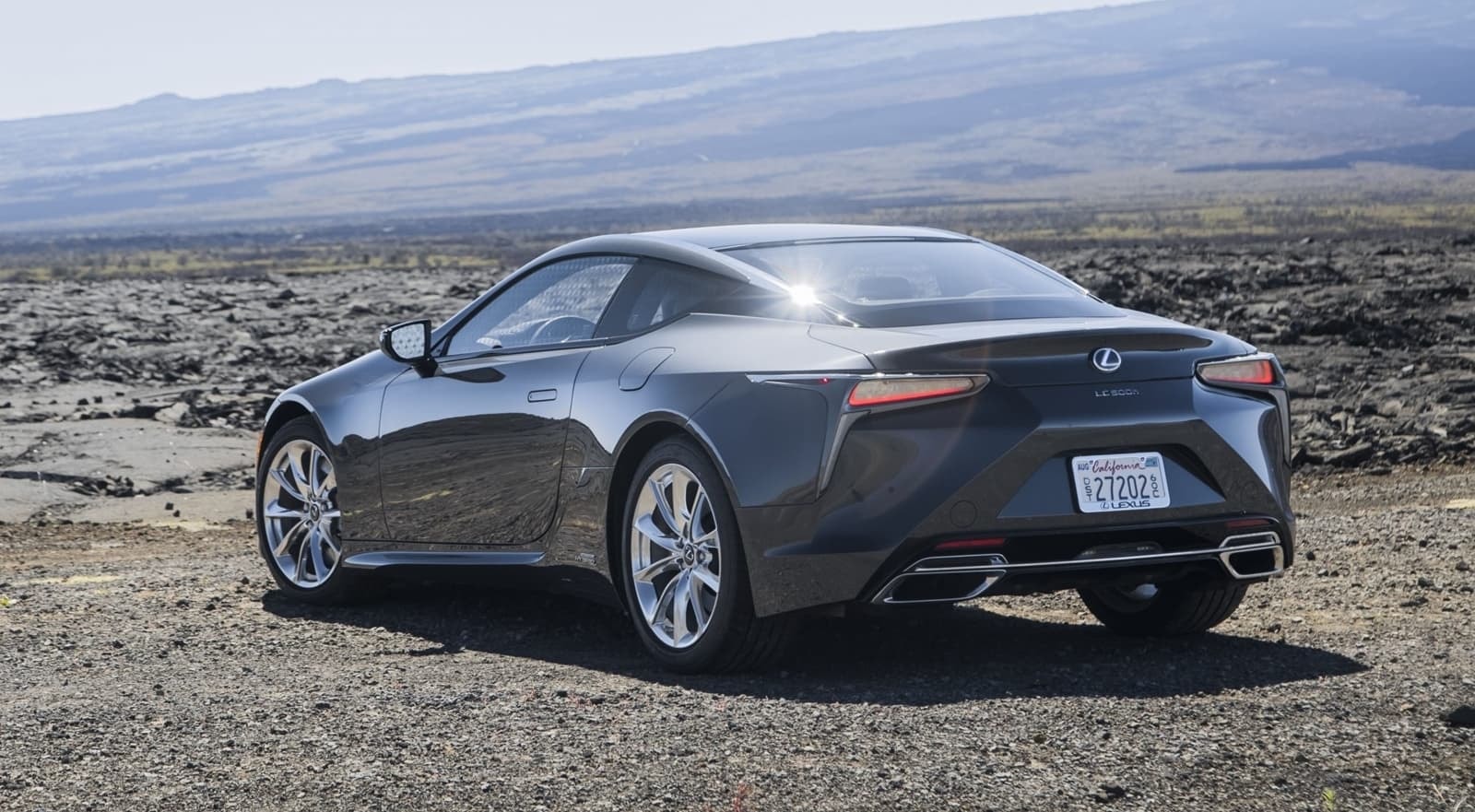 Vista trasera lateral del Lexus LC híbrido mostrando las líneas deportivas.