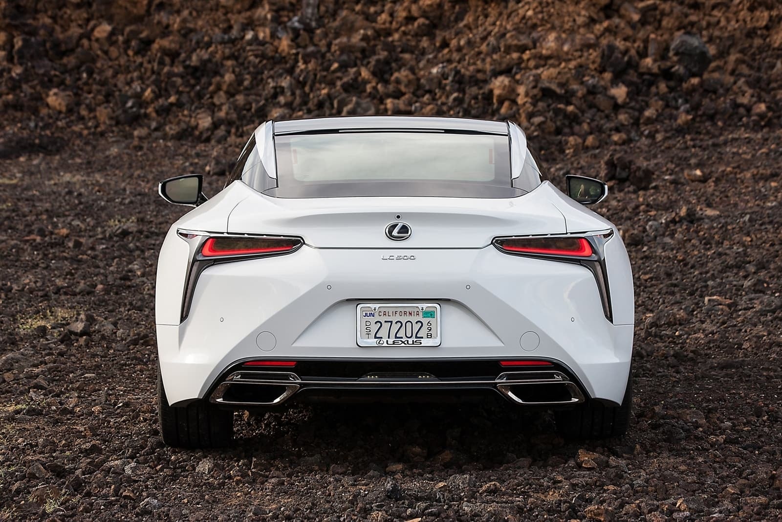 Vista trasera evidenciando las líneas y ópticas del Lexus LC híbrido.