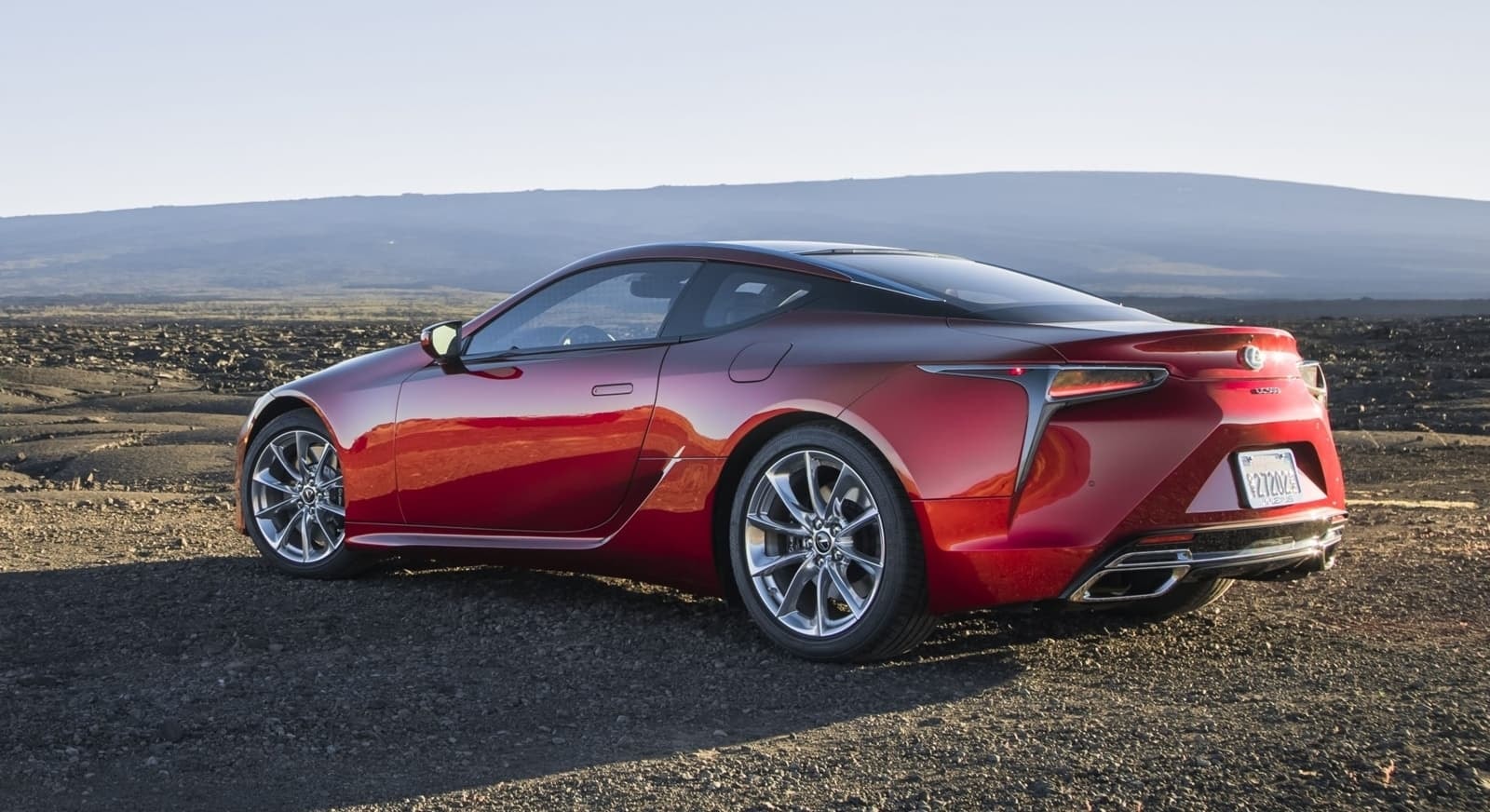 Vista trasera y lateral del Lexus LC híbrido realzando su diseño aerodinámico.