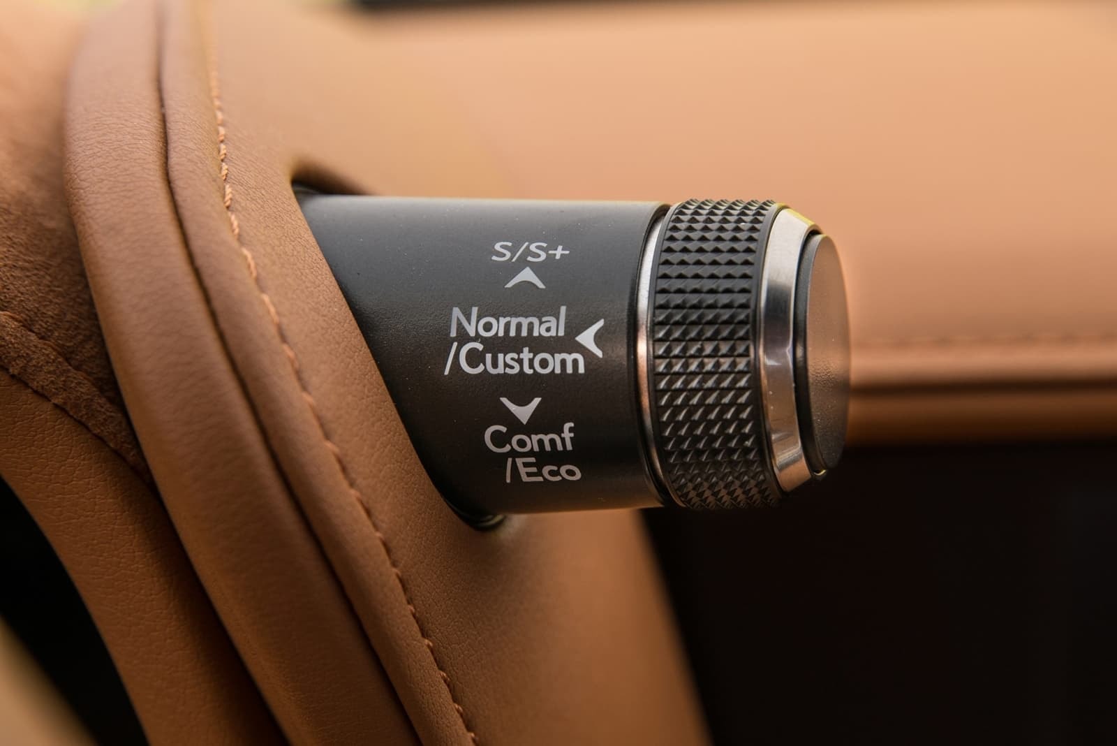 Selector de modo de conducción con opciones ECO y deportivas.