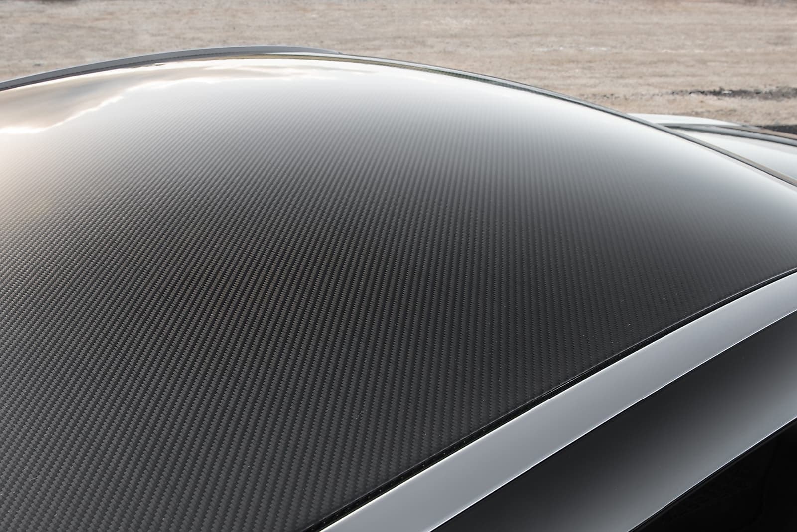Detalle texturizado del techo de fibra de carbono