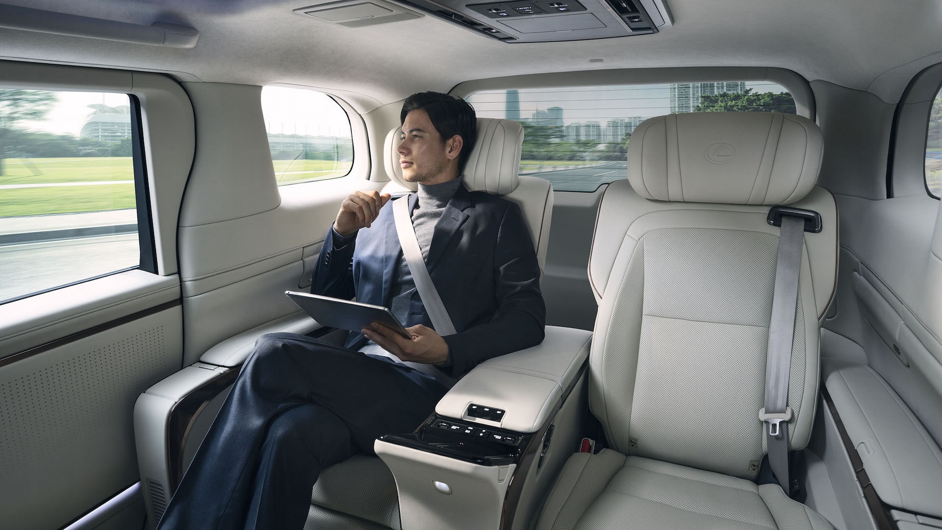 Vista longitudinal del habitáculo ejecutivo con asientos de cuero.