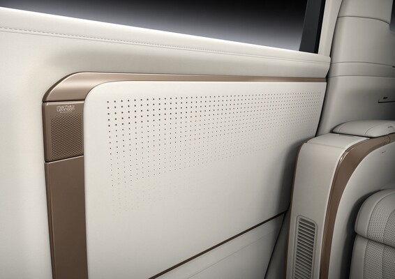 Detalle del panel de la puerta con altavoz y acabados premium en el Lexus LM. Detalle del panel de la puerta con altavoz y acabados premium en el Lexus LM.