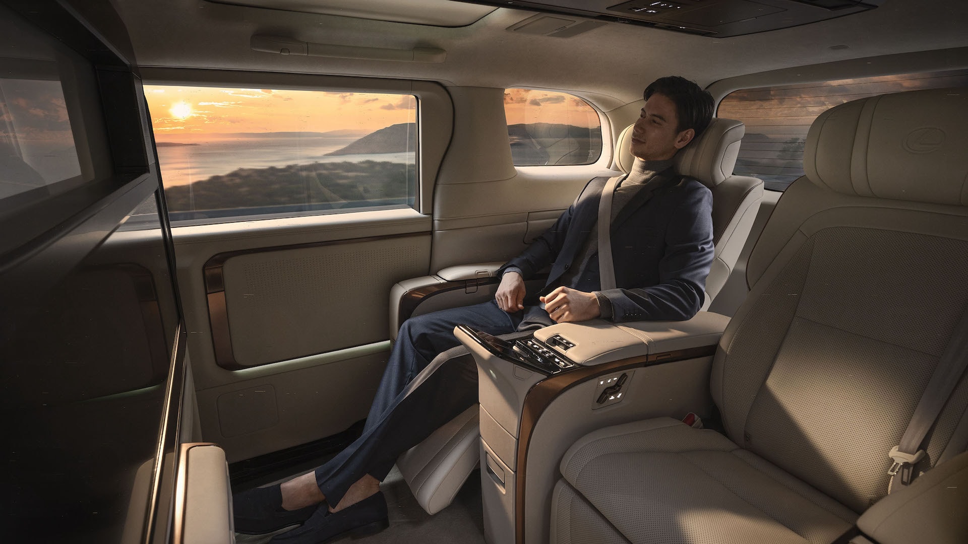 Interior del Lexus LM mostrando el confort durante un viaje al atardecer.