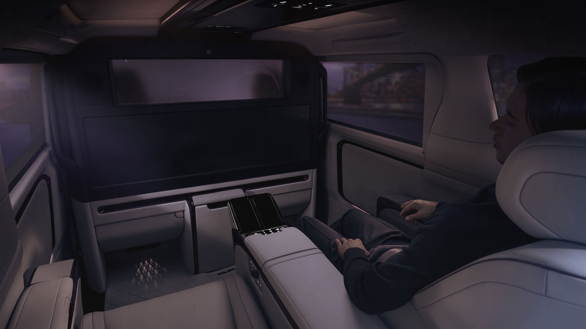 Hombre en cabina Lexus LM, con pantalla de entretenimiento trasera encendida.