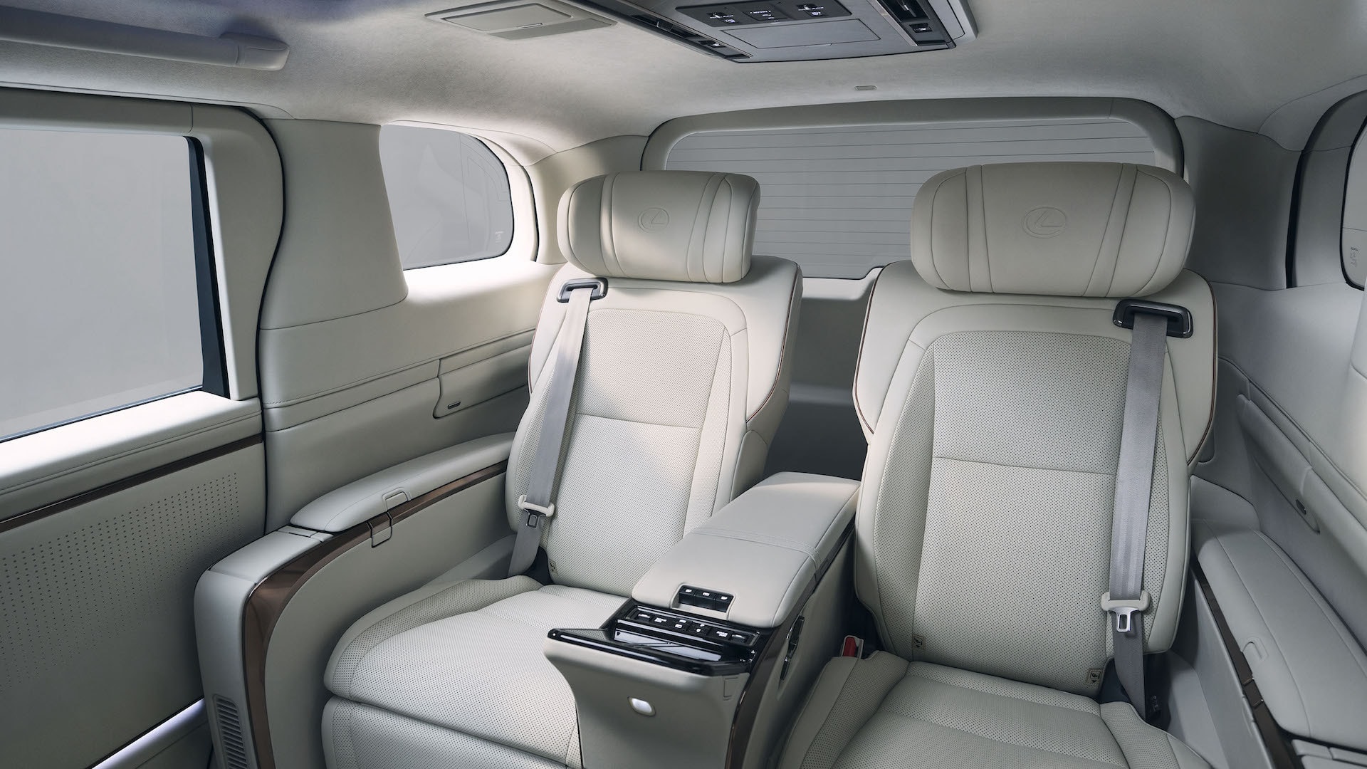 Imagen de las plazas traseras del Lexus LM evidenciando su amplitud y confort.