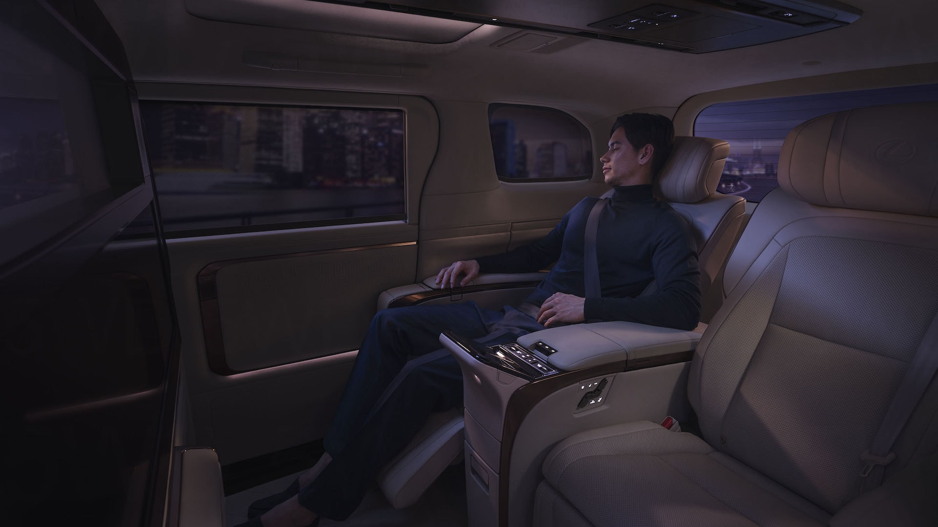 Un hombre disfrutando del confort y espacio en la cabina del Lexus LM.