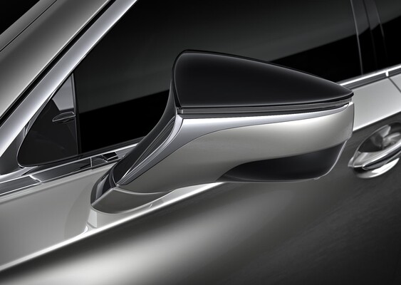 Detalle del acabado del espejo lateral del Lexus LS, fusionando funcionalidad y diseño aerodinámico. Detalle del acabado del espejo lateral del Lexus LS, fusionando funcionalidad y diseño aerodinámico.