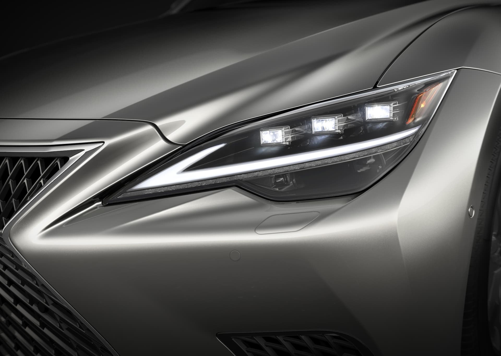 Primer plano de la tecnología de iluminación LED del Lexus LS híbrido, enfatizando la precisión y calidad.