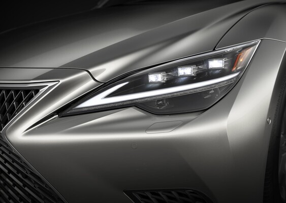 Primer plano de la tecnología de iluminación LED del Lexus LS híbrido, enfatizando la precisión y calidad. Primer plano de la tecnología de iluminación LED del Lexus LS híbrido, enfatizando la precisión y calidad.