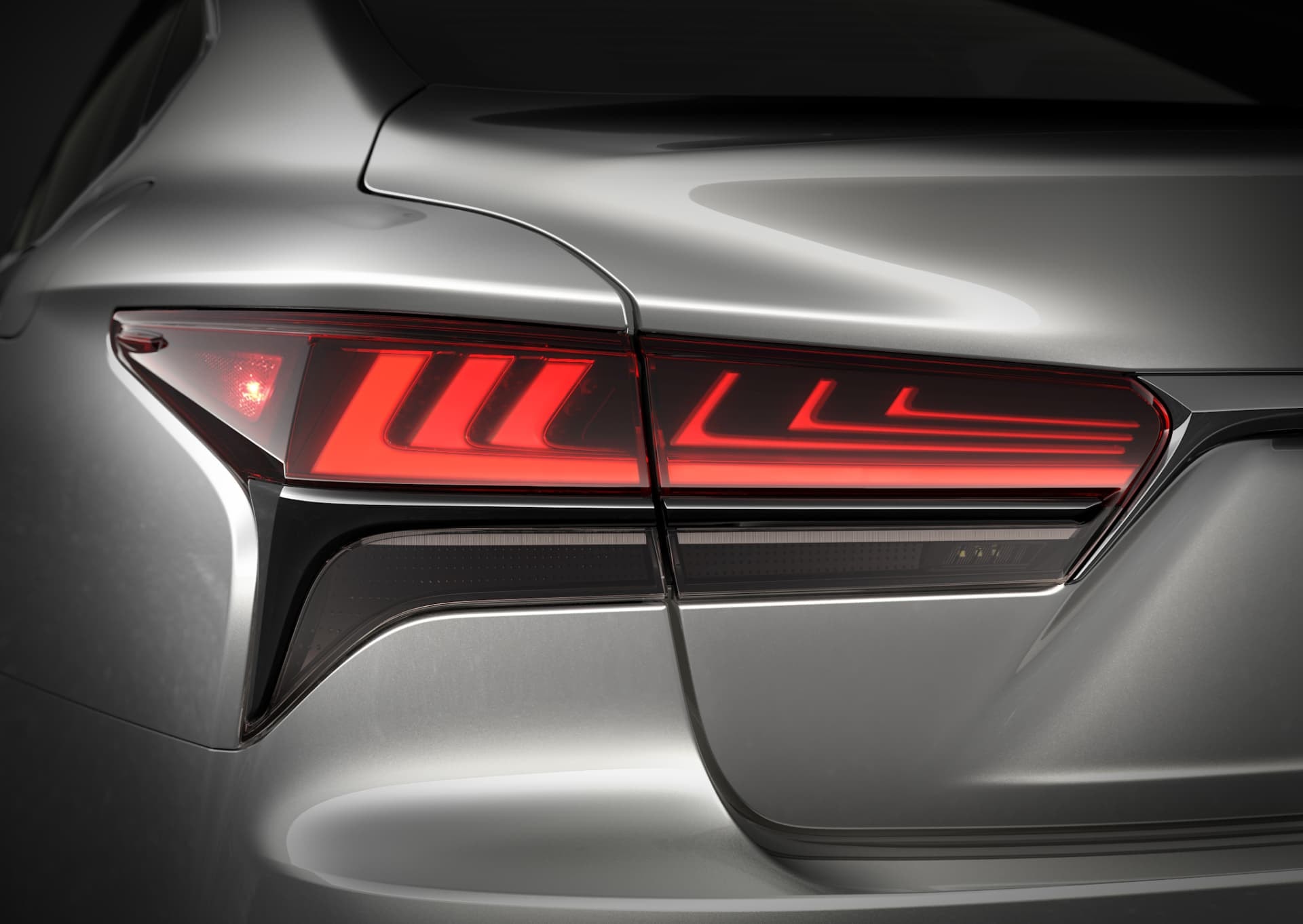 Detalle de la luz trasera del Lexus LS, destacando el diseño futurista y la firma lumínica característica.