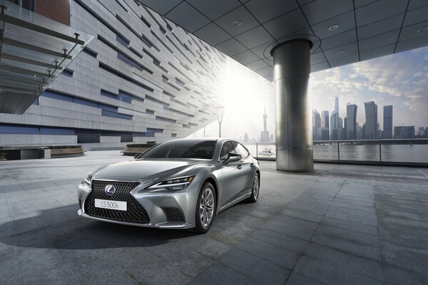 Lexus LS híbrido con una imponente frontal, destacando su parrilla y diseño de faros. Lexus LS híbrido con una imponente frontal, destacando su parrilla y diseño de faros.