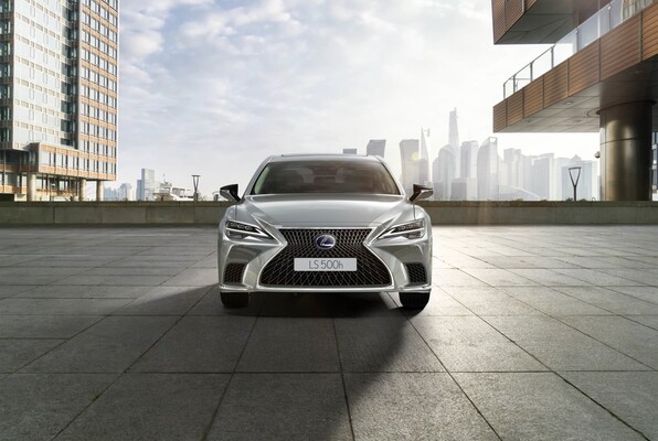 Vista frontal del Lexus LS híbrido mostrando su parrilla distintiva y el diseño agresivo de la parte frontal. Vista frontal del Lexus LS híbrido mostrando su parrilla distintiva y el diseño agresivo de la parte frontal.
