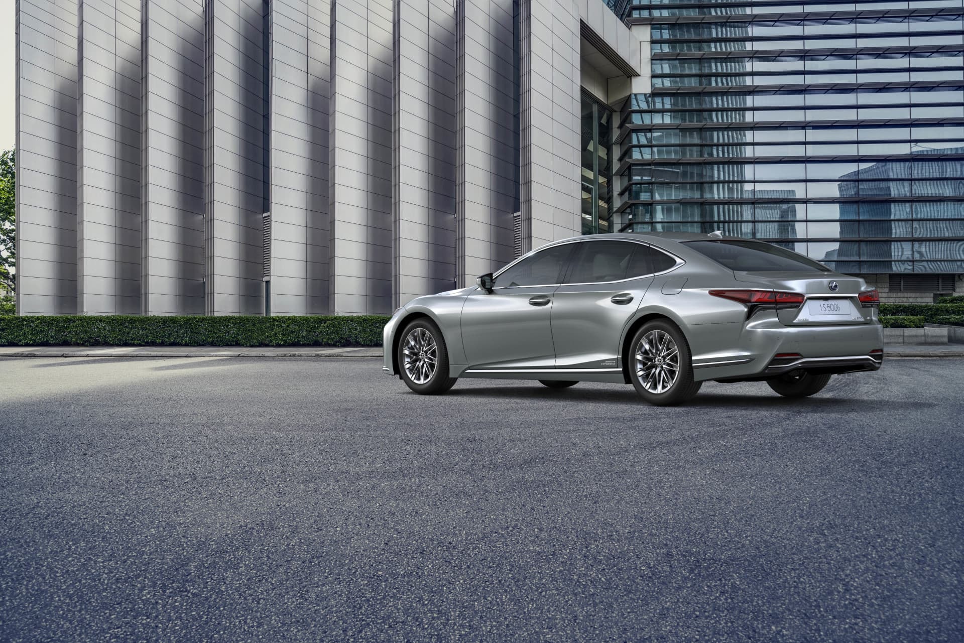 Perfil lateral del Lexus LS híbrido que muestra sus líneas aerodinámicas y llantas distintivas.