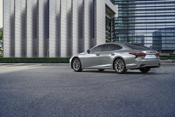 Perfil lateral del Lexus LS híbrido que muestra sus líneas aerodinámicas y llantas distintivas. Perfil lateral del Lexus LS híbrido que muestra sus líneas aerodinámicas y llantas distintivas.