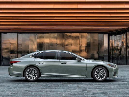 Vista lateral del Lexus LS híbrido que realza la fluidez de sus líneas y su elegancia. Vista lateral del Lexus LS híbrido que realza la fluidez de sus líneas y su elegancia.