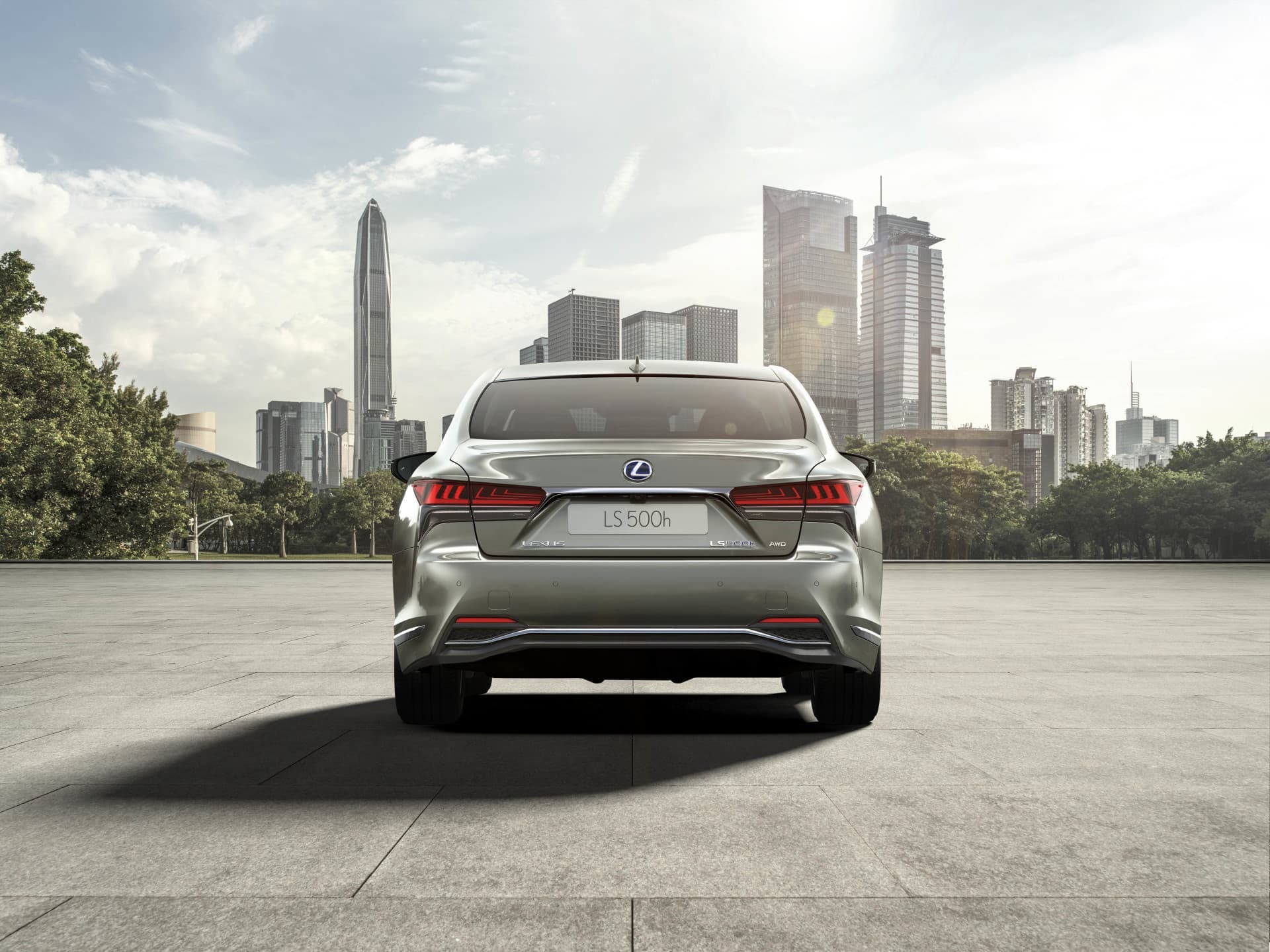 La parte trasera del Lexus LS híbrido resalta sus luces LED y la doble salida de escape integrada.