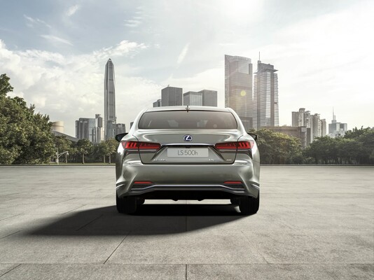 La parte trasera del Lexus LS híbrido resalta sus luces LED y la doble salida de escape integrada. La parte trasera del Lexus LS híbrido resalta sus luces LED y la doble salida de escape integrada.