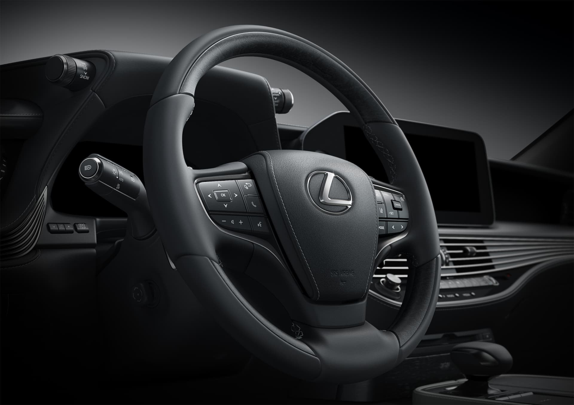 Volante multifunción del Lexus LS, diseño ergonómico y controles accesibles.