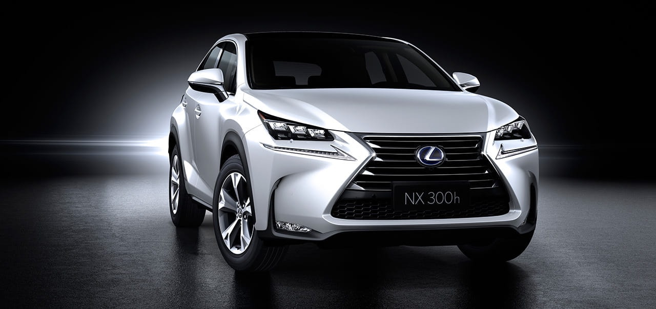 Frente del modelo NX 300h, destacando su parrilla distintiva.