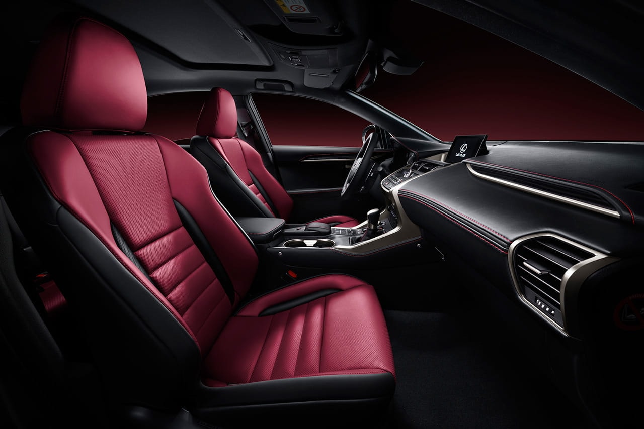 Asientos deportivos en rojo, destacando lujo y confort.
