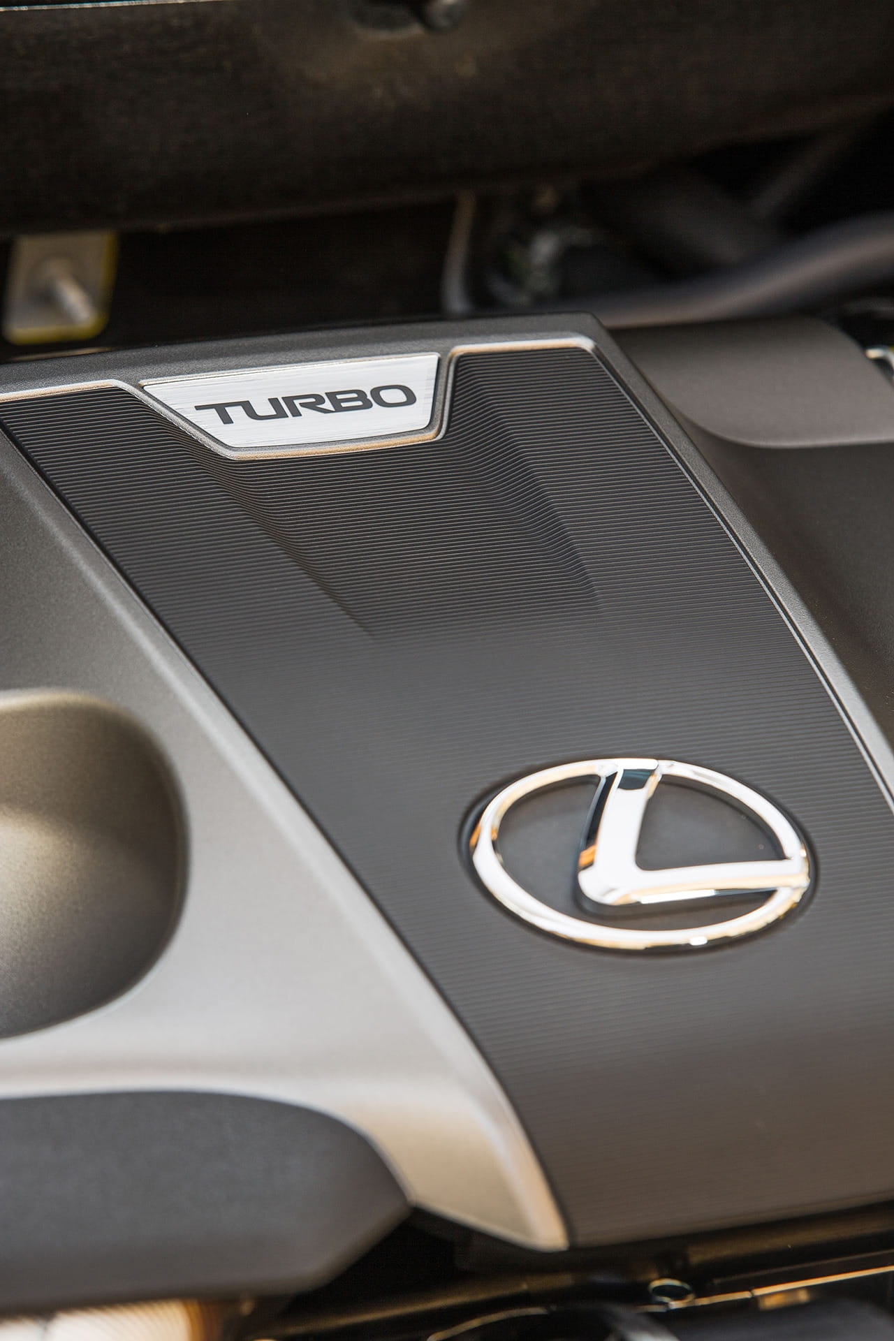 Imagen del motor con la etiqueta que indica híbrido en el Lexus NX.