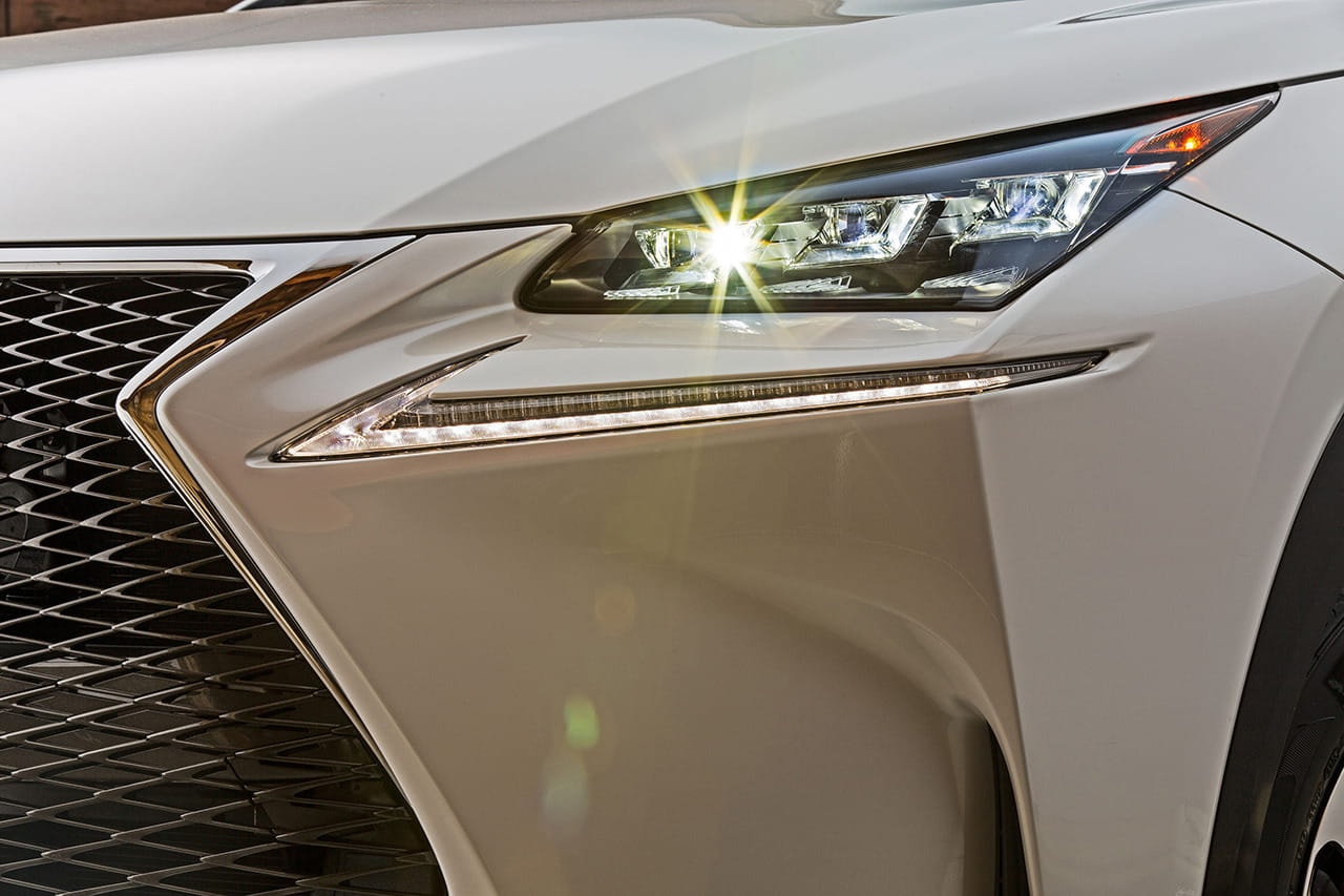 Detalle de las luces LED delanteras del Lexus NX híbrido.