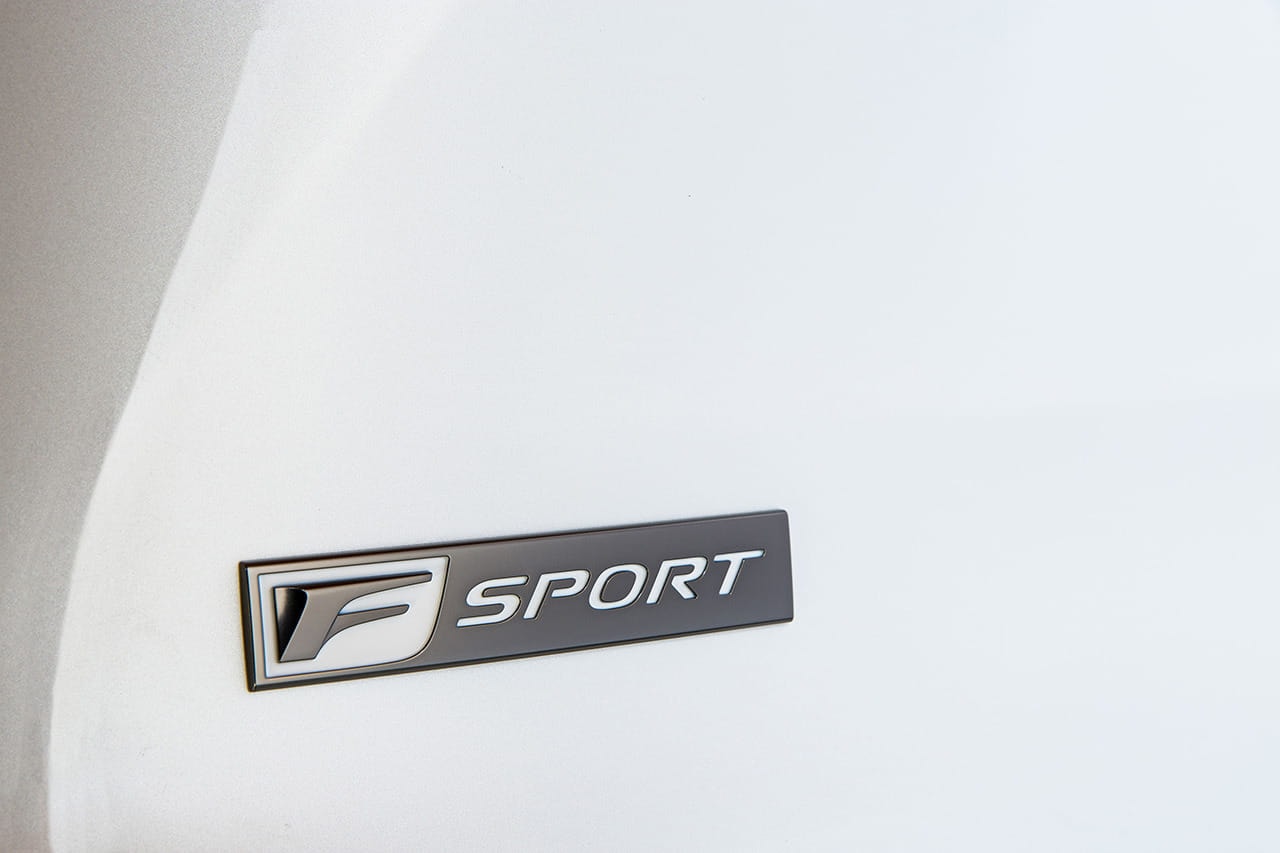 Placa distintiva F Sport en el lateral del Lexus NX híbrido.