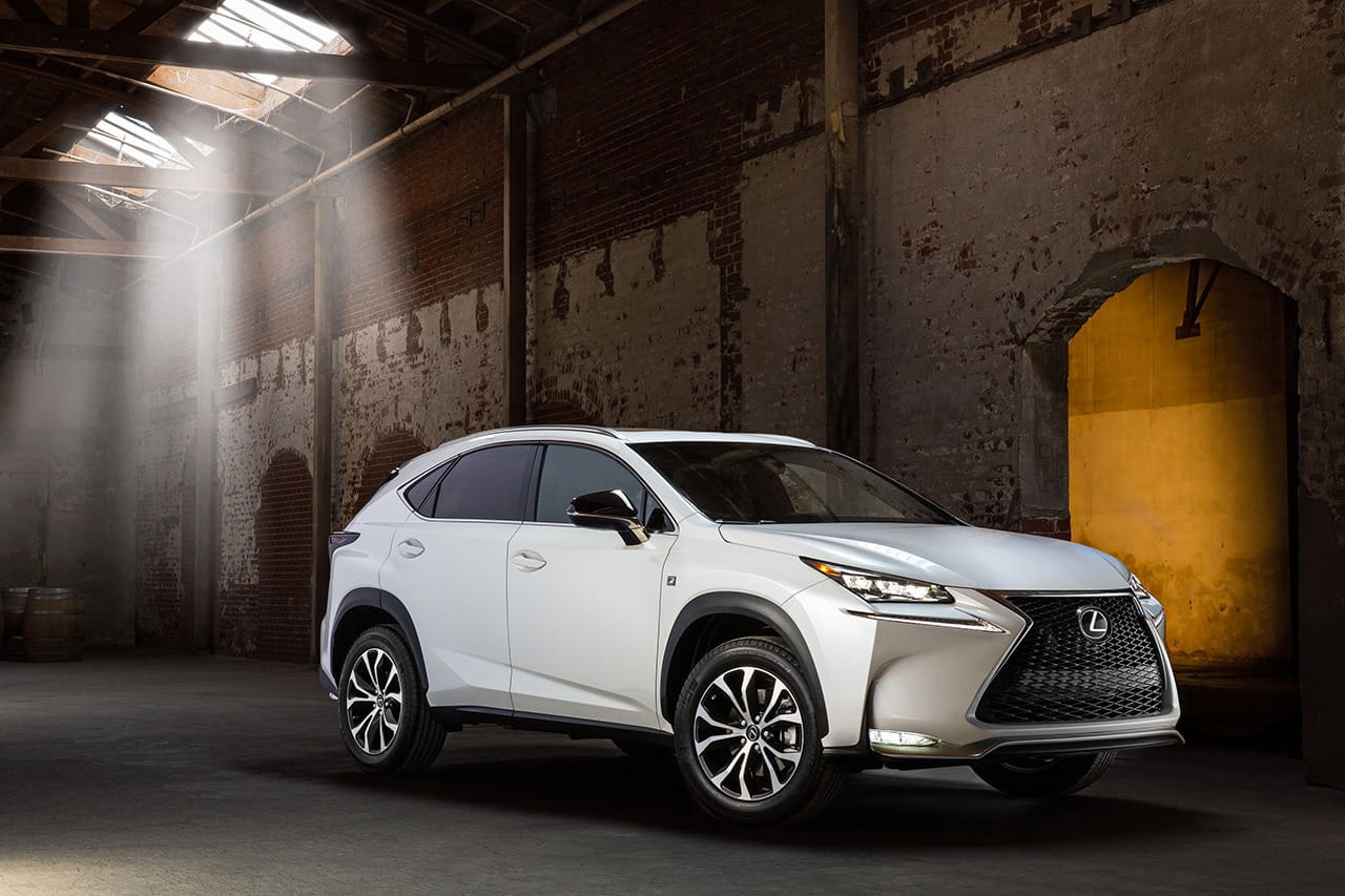 Toma dinámica del Lexus NX híbrido destacando su frontal distintivo.