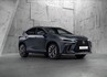 Vista en perspectiva del Lexus NX híbrido mostrando líneas elegantes. Vista en perspectiva del Lexus NX híbrido mostrando líneas elegantes.