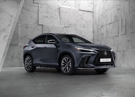 Vista en perspectiva del Lexus NX híbrido mostrando líneas elegantes. Vista en perspectiva del Lexus NX híbrido mostrando líneas elegantes.