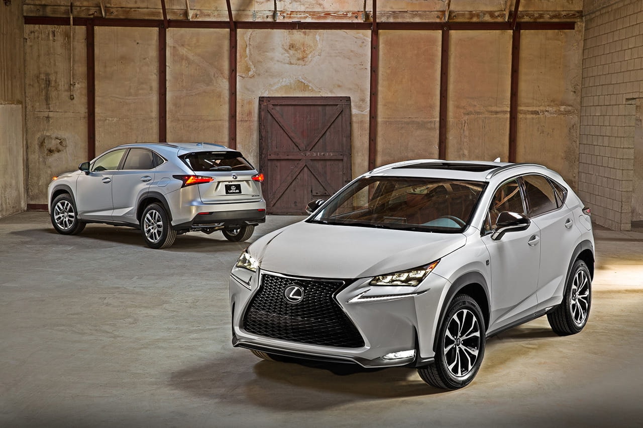 El Lexus NX híbrido en escena urbana con tonalidad gris metalizado.