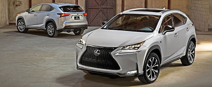 Perfil lateral del Lexus NX en acabado plateado, destacando su diseño.