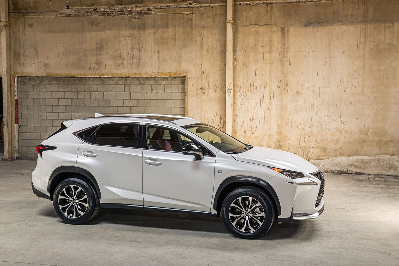 Imagen que muestra el perfil del Lexus NX y su estética deportiva.