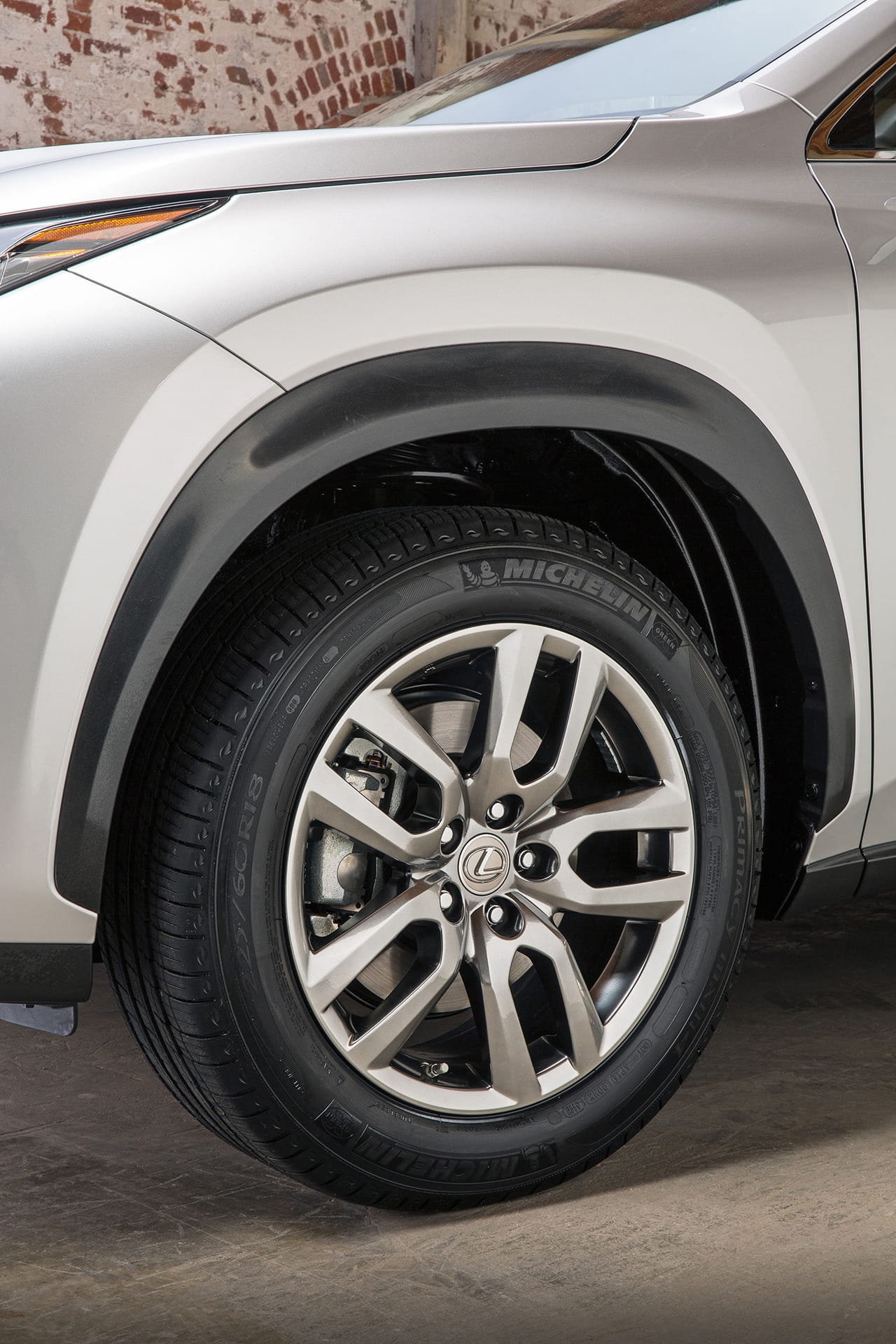 Primer plano del rin de aleación y neumático del Lexus NX híbrido.