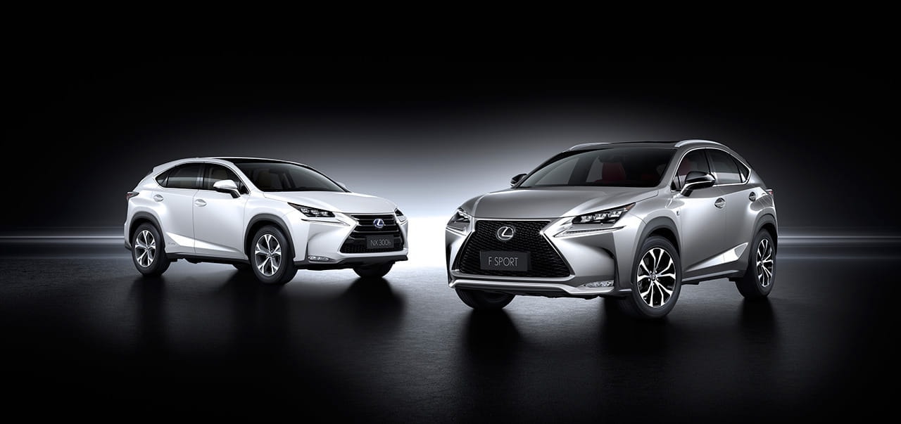 Dos Lexus NX híbridos, uno de frente y otro de perfil, en fondo oscuro