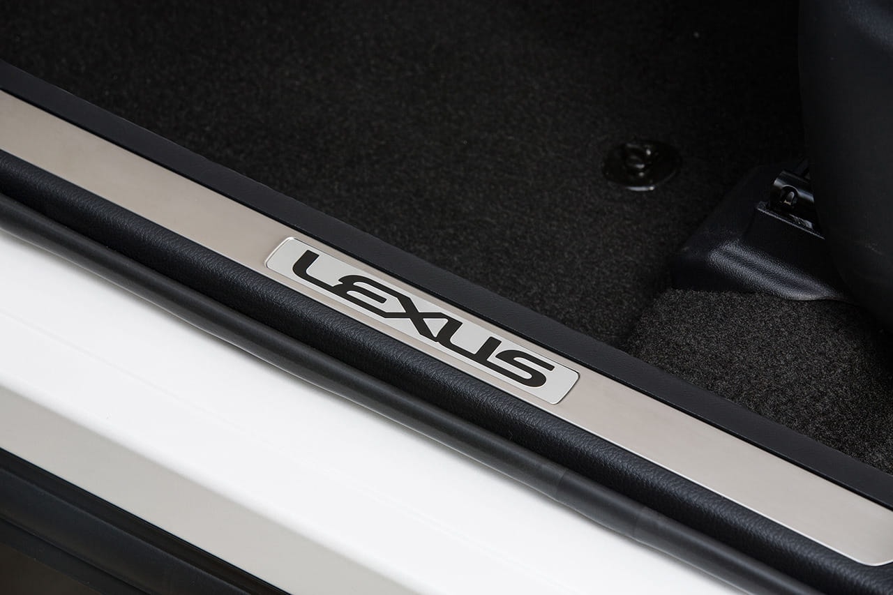 Detalle del umbral de la puerta con el nombre Lexus iluminado.