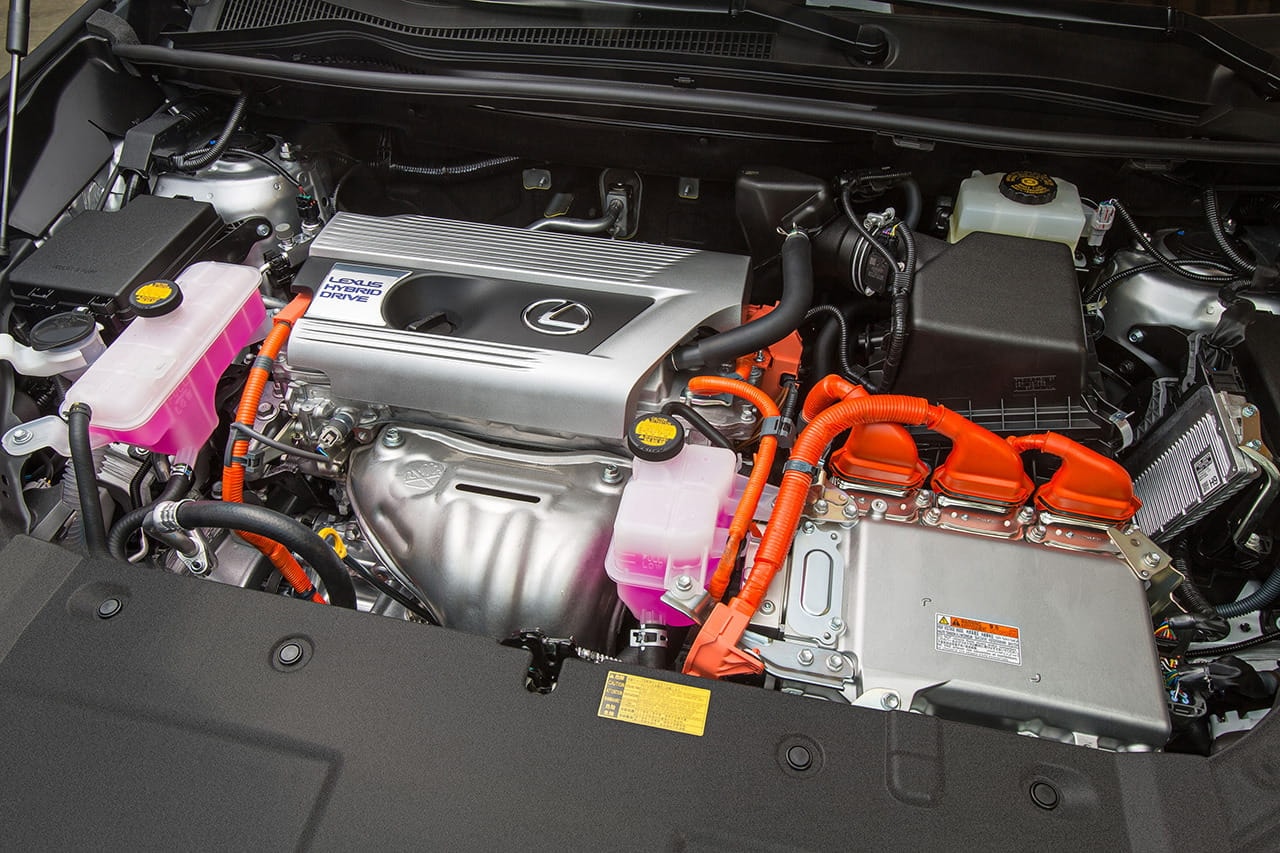 Motor híbrido del Lexus NX, con componentes eléctricos visibles.