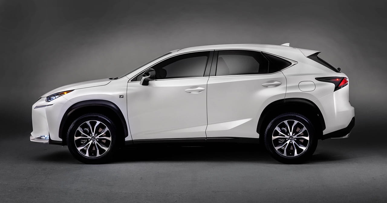 Perfil elegante del Lexus NX, líneas fluidas que destacan su aerodinámica.