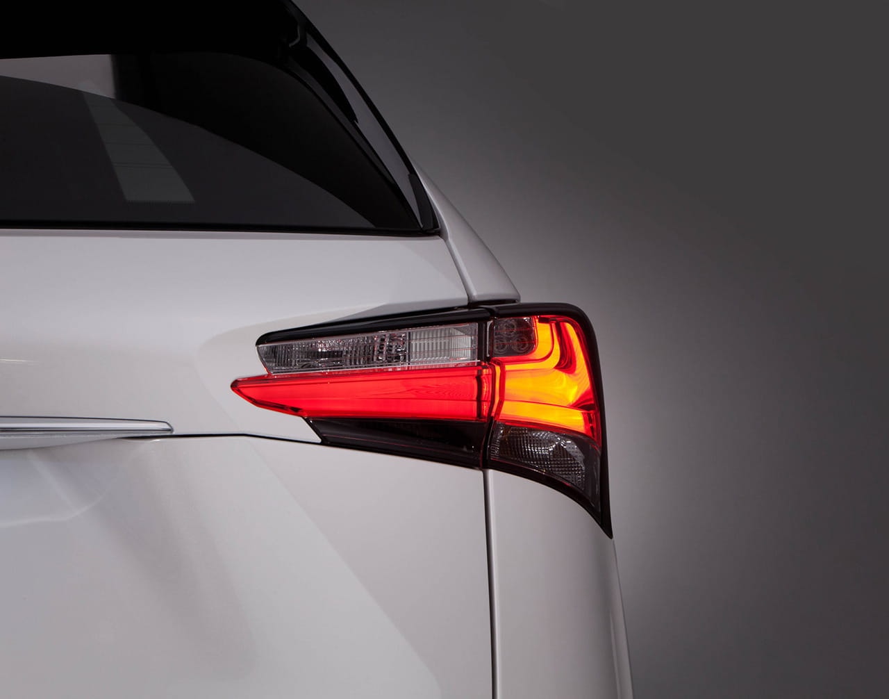 Detalle del piloto trasero LED del Lexus NX, diseño elegante y tecnológico.