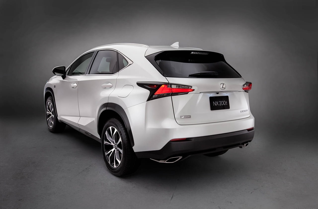 Perspectiva trasera y lateral del Lexus NX que resalta su enfoque deportivo y estilizado.