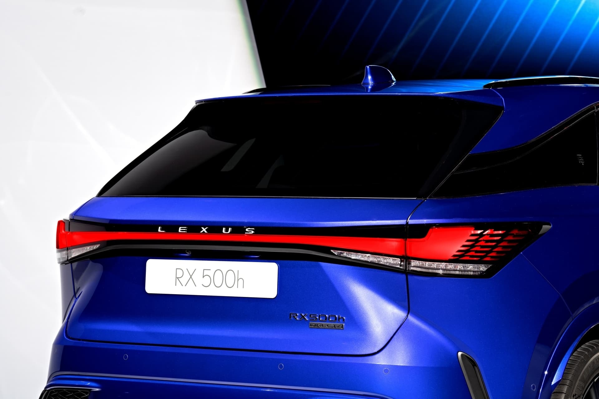 Enfoque en la insignia y luces traseras del Lexus RX 500h.