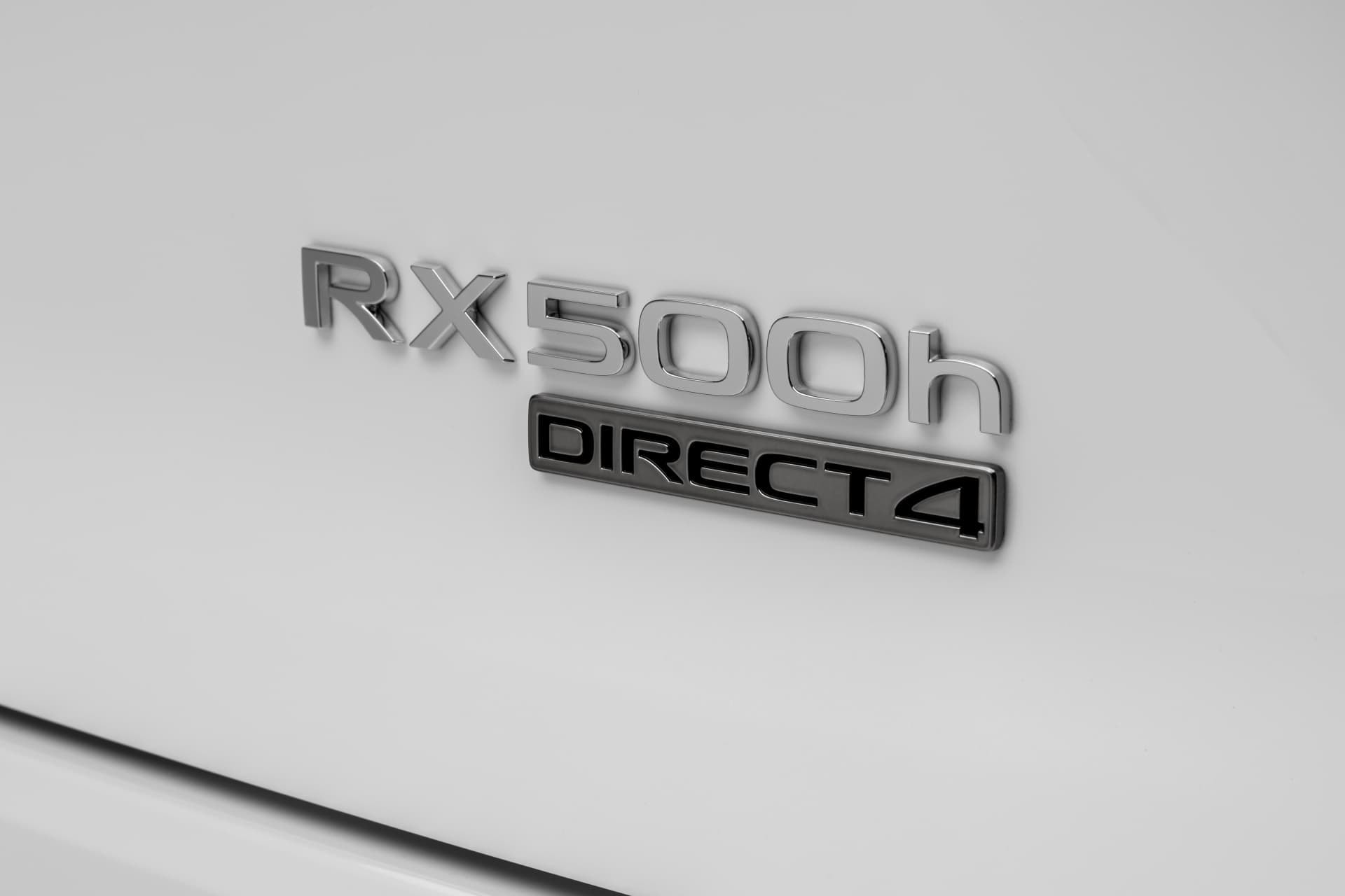 Emblema que identifica la versión híbrida RX 500h con tracción Direct4.