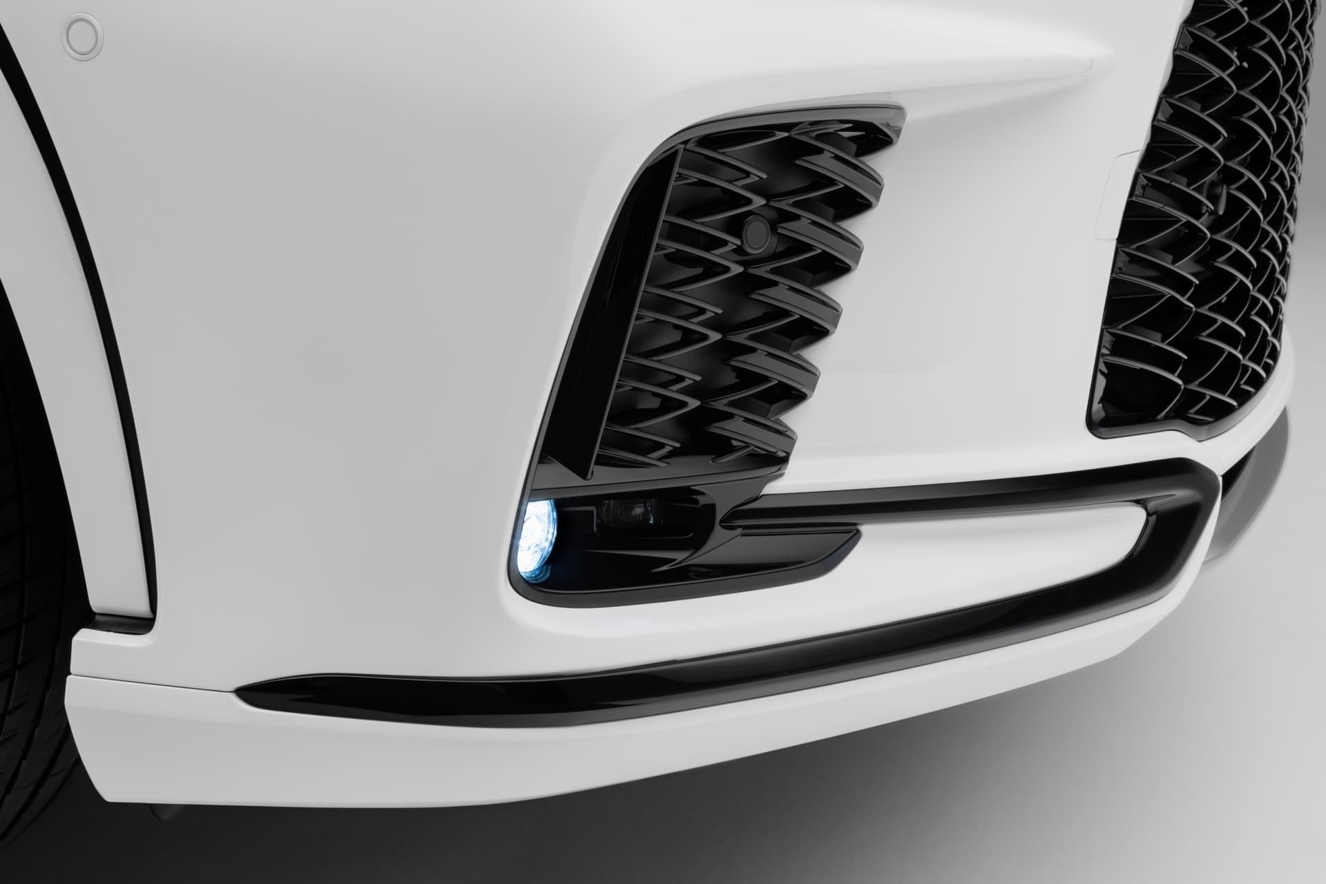 Detalle del faro delantero LED del Lexus RX con diseño único.
