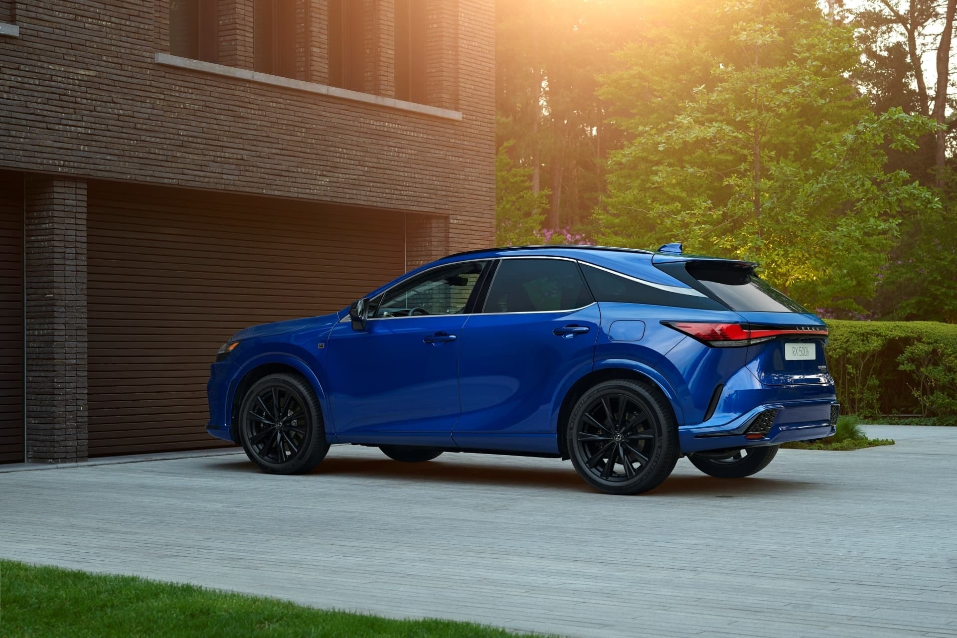 Angulación lateral y trasera del Lexus RX híbrido en color azul, demostrando deportividad.